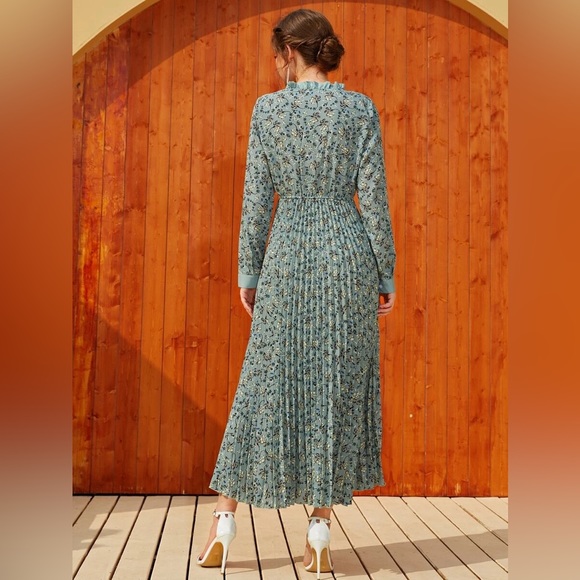 Floral Print Pleated Hem Dress - Picture 3 of 12